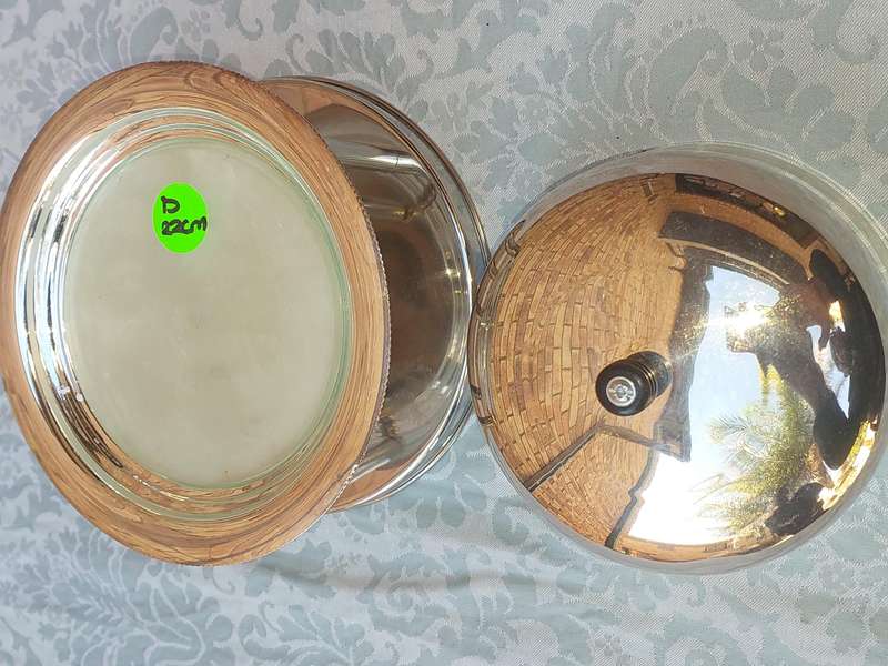 A VINTAGE SILVER PLATED TUREEN WITH AN INNER GLASS TRAY AND A WARMER STAND SOLD AS IS