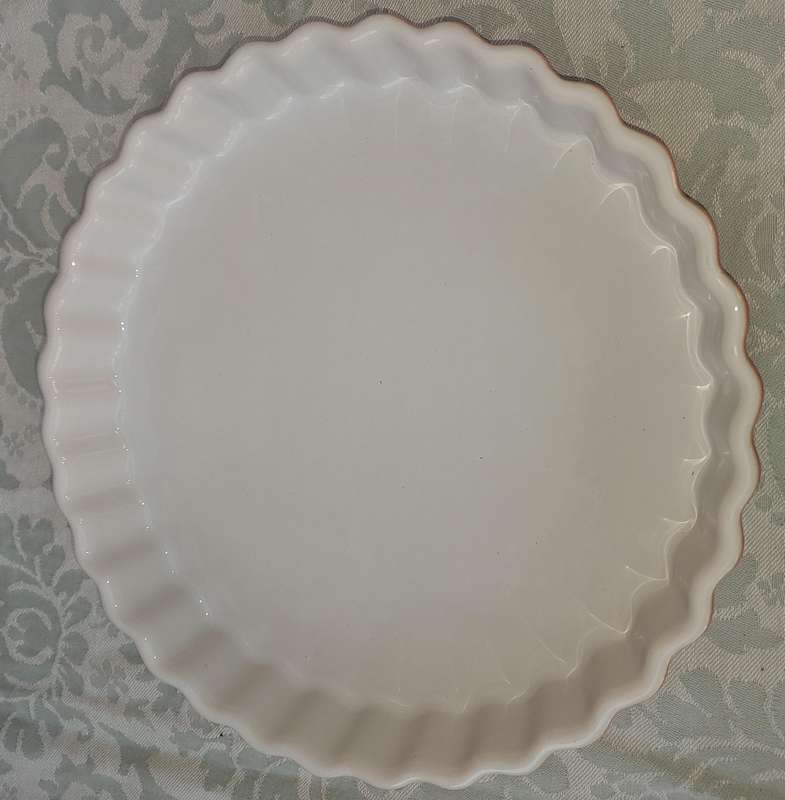 AN OVEN PROOF CERAMIC PORCELAIN TART PLATTER SOLD AS IS