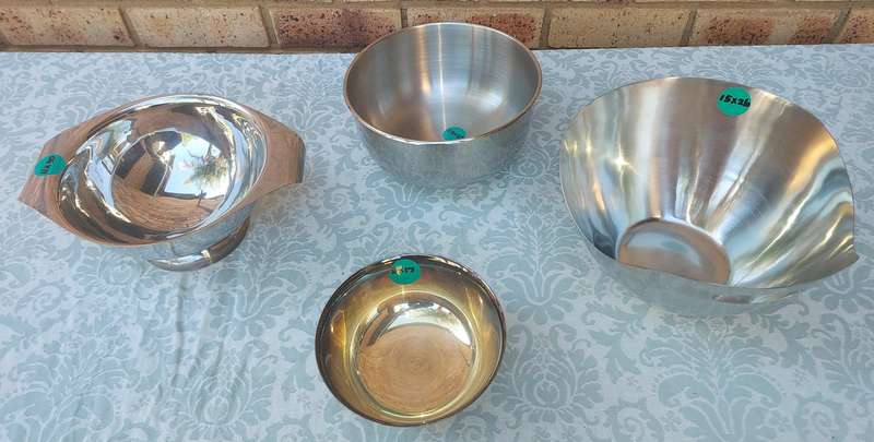 A COLLECTION OF JOBLOT SS KITCHEN UTENSILS MIXING BOWLS