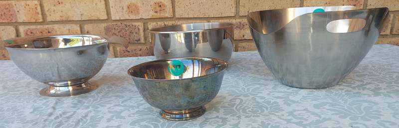 A COLLECTION OF JOBLOT SS KITCHEN UTENSILS MIXING BOWLS