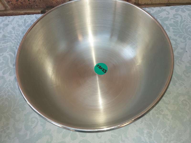 A COLLECTION OF JOBLOT SS KITCHEN UTENSILS MIXING BOWLS