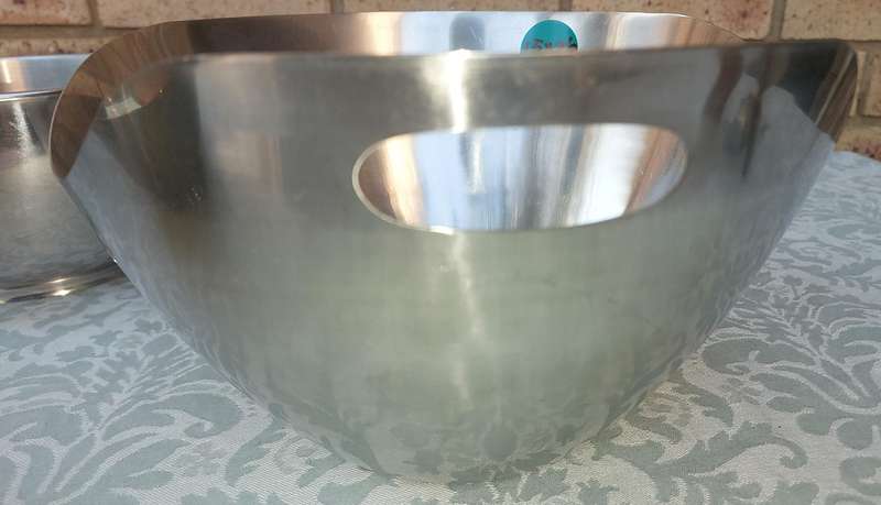 A COLLECTION OF JOBLOT SS KITCHEN UTENSILS MIXING BOWLS