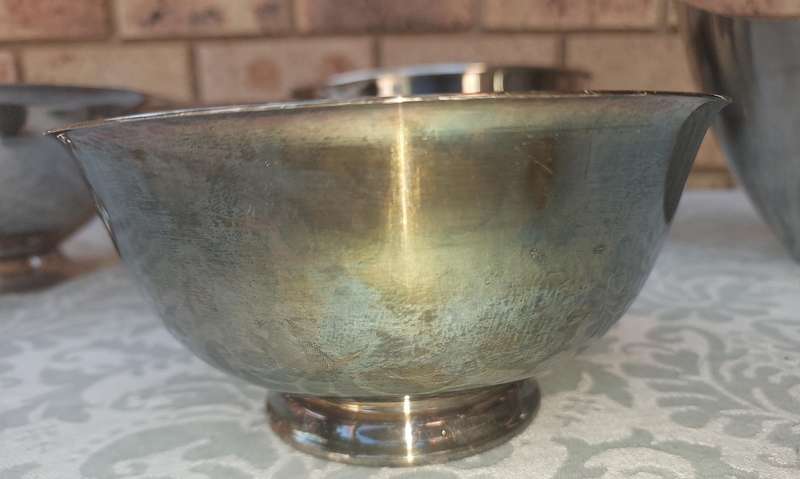 A COLLECTION OF JOBLOT SS KITCHEN UTENSILS MIXING BOWLS