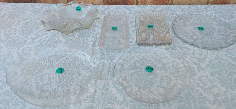 A JOBLOT COLLECTION GLASS SERVING PLATTERS SOLD AS IS
