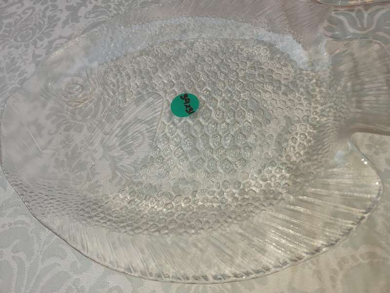 A JOBLOT COLLECTION GLASS SERVING PLATTERS SOLD AS IS
