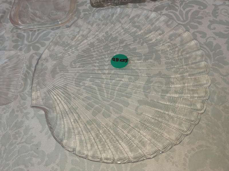 A JOBLOT COLLECTION GLASS SERVING PLATTERS SOLD AS IS