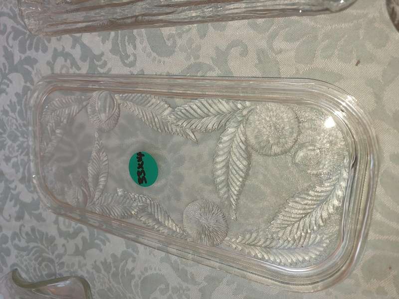 A JOBLOT COLLECTION GLASS SERVING PLATTERS SOLD AS IS