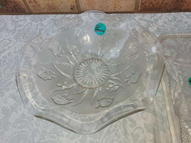 A JOBLOT COLLECTION GLASS SERVING PLATTERS SOLD AS IS