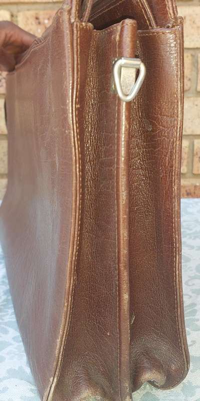 A GENUINE LEATHER EXECUTIVE BRIEFCASE BURGUNDY BROWN MADE IN ARGENTINA SOLD AS IS