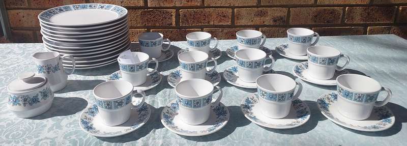A COLLECTION OF VINTAGE PROGRESSION CHINA MODA 905 TEA CUPS SAUCERS AND DINNER PLATES 39 PIECES