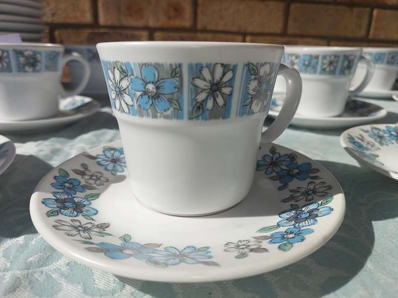 A COLLECTION OF VINTAGE PROGRESSION CHINA MODA 905 TEA CUPS SAUCERS AND DINNER PLATES 39 PIECES