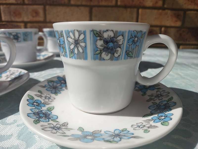 A COLLECTION OF VINTAGE PROGRESSION CHINA MODA 905 TEA CUPS SAUCERS AND DINNER PLATES 39 PIECES