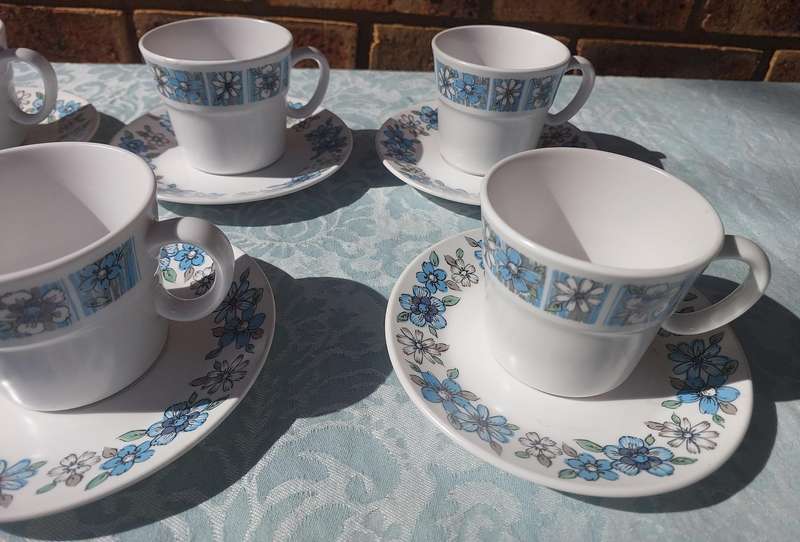 A COLLECTION OF VINTAGE PROGRESSION CHINA MODA 905 TEA CUPS SAUCERS AND DINNER PLATES 39 PIECES