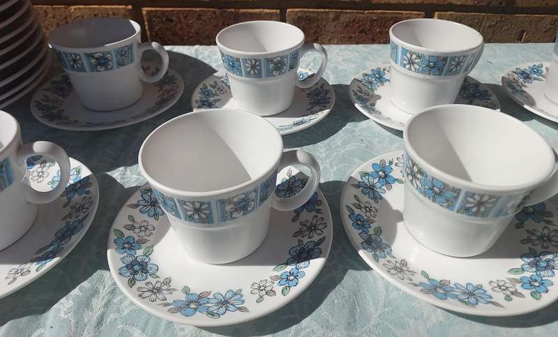 A COLLECTION OF VINTAGE PROGRESSION CHINA MODA 905 TEA CUPS SAUCERS AND DINNER PLATES 39 PIECES