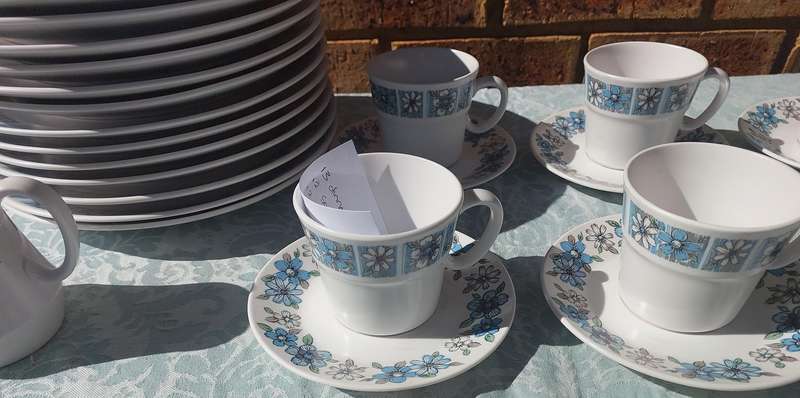 A COLLECTION OF VINTAGE PROGRESSION CHINA MODA 905 TEA CUPS SAUCERS AND DINNER PLATES 39 PIECES