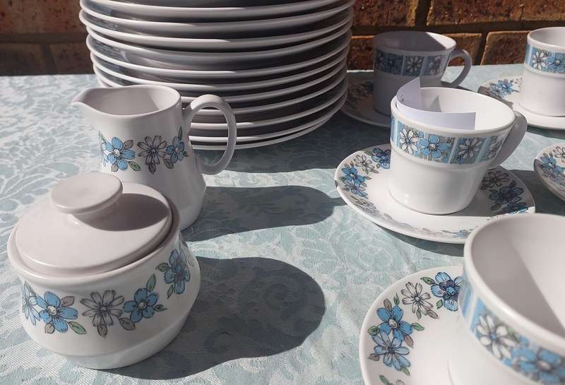 A COLLECTION OF VINTAGE PROGRESSION CHINA MODA 905 TEA CUPS SAUCERS AND DINNER PLATES 39 PIECES