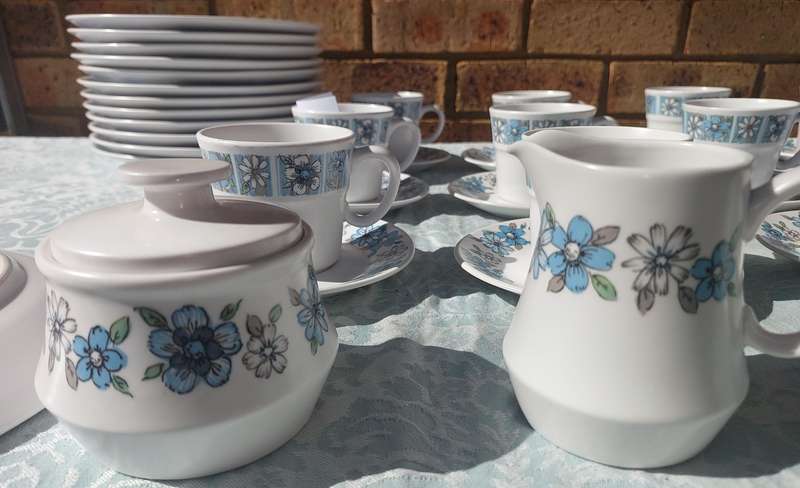 A COLLECTION OF VINTAGE PROGRESSION CHINA MODA 905 TEA CUPS SAUCERS AND DINNER PLATES 39 PIECES