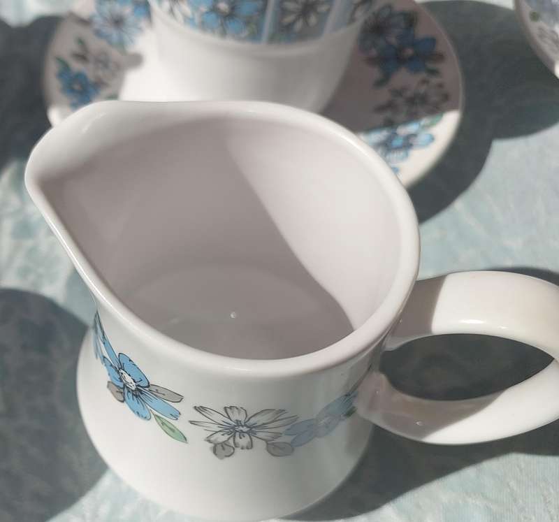 A COLLECTION OF VINTAGE PROGRESSION CHINA MODA 905 TEA CUPS SAUCERS AND DINNER PLATES 39 PIECES
