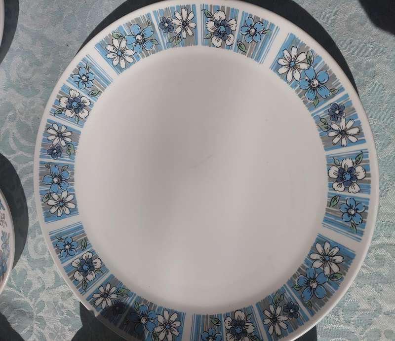A COLLECTION OF VINTAGE PROGRESSION CHINA MODA 905 TEA CUPS SAUCERS AND DINNER PLATES 39 PIECES