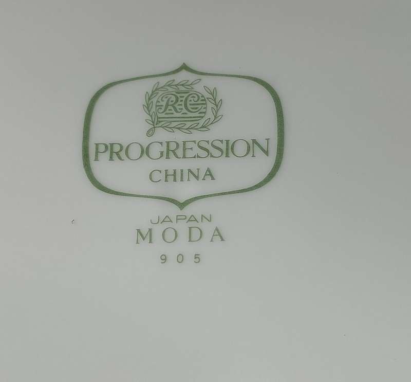 A COLLECTION OF VINTAGE PROGRESSION CHINA MODA 905 TEA CUPS SAUCERS AND DINNER PLATES 39 PIECES