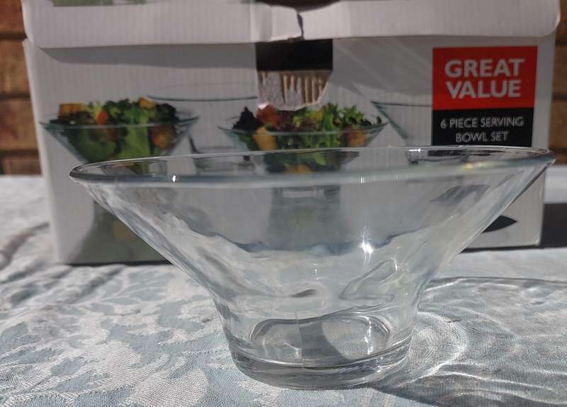 A SET OF 6 GLASS  SERVING BOWLS SOLD AS IS