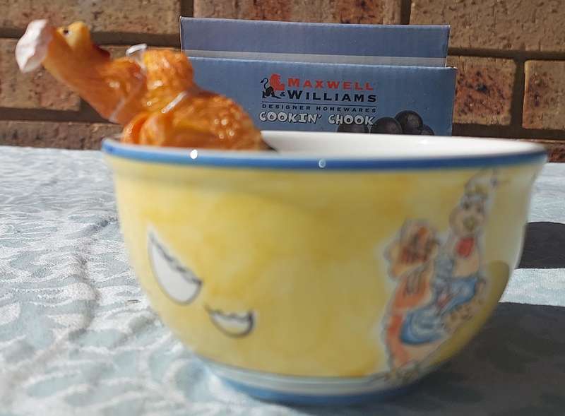A MAXWELL AND WILLIAMS DESIGNER WARE COOK IN CHOOK BOWL AND PATE KNIFE SOLD AS IS