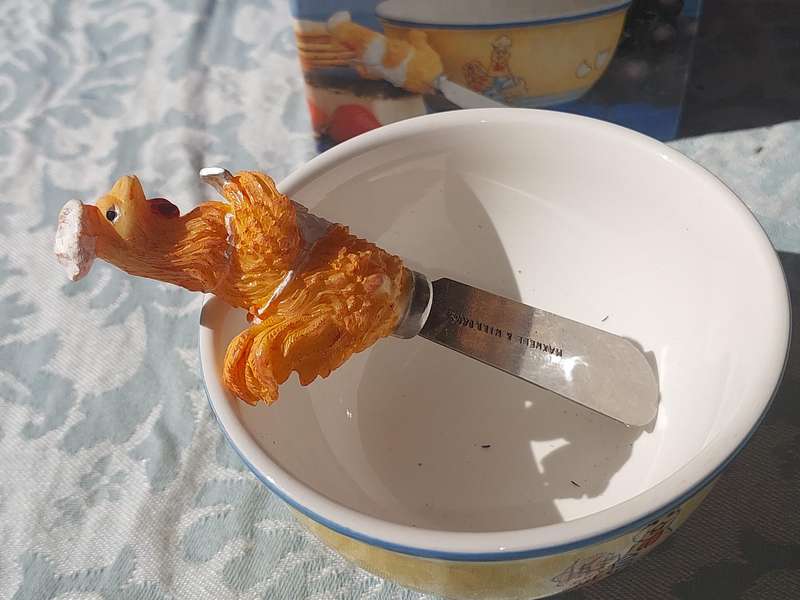A MAXWELL AND WILLIAMS DESIGNER WARE COOK IN CHOOK BOWL AND PATE KNIFE SOLD AS IS
