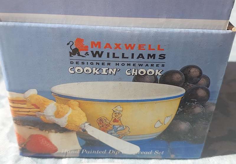 A MAXWELL AND WILLIAMS DESIGNER WARE COOK IN CHOOK BOWL AND PATE KNIFE SOLD AS IS
