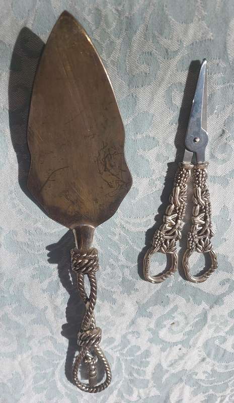 A VINTAGE COLLECTION CUTLERY SOLD AS IS