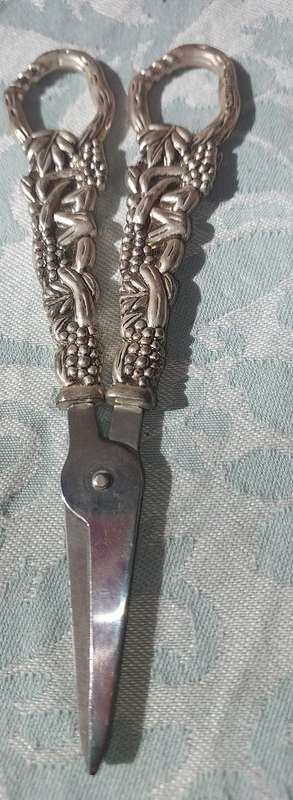 A VINTAGE COLLECTION CUTLERY SOLD AS IS