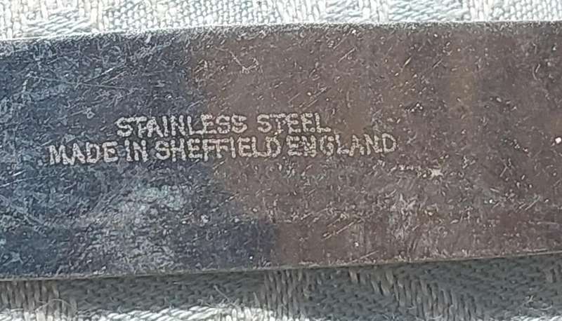 A COLLECTION OF 8 WARRENTED MADE IN SHEFFIELD STAILESS STEEL STEAK KNIVES BONE HANDLED SOLD AS IS