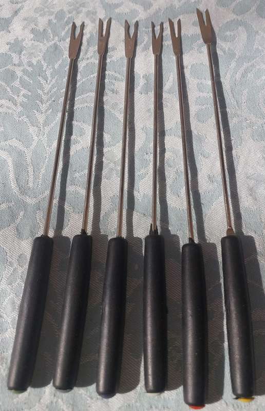 A SET OF STAINESS STEEL FONDUE FORKS SOLD AS IS