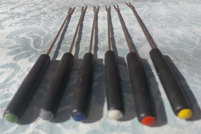 A SET OF STAINESS STEEL FONDUE FORKS SOLD AS IS