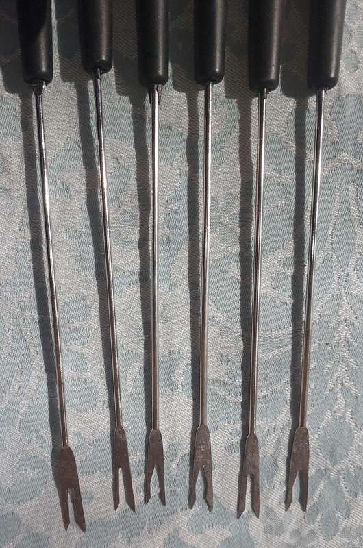 A SET OF STAINESS STEEL FONDUE FORKS SOLD AS IS