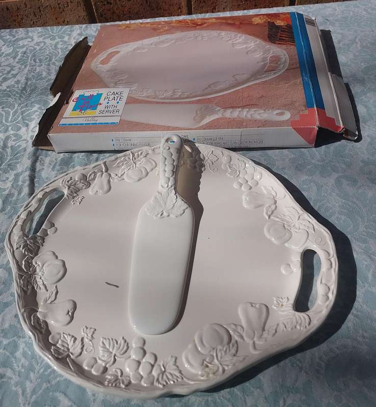 A VALLEY PORCELAIN CAKE PLATE WITH A SERVER SOLD AS IS