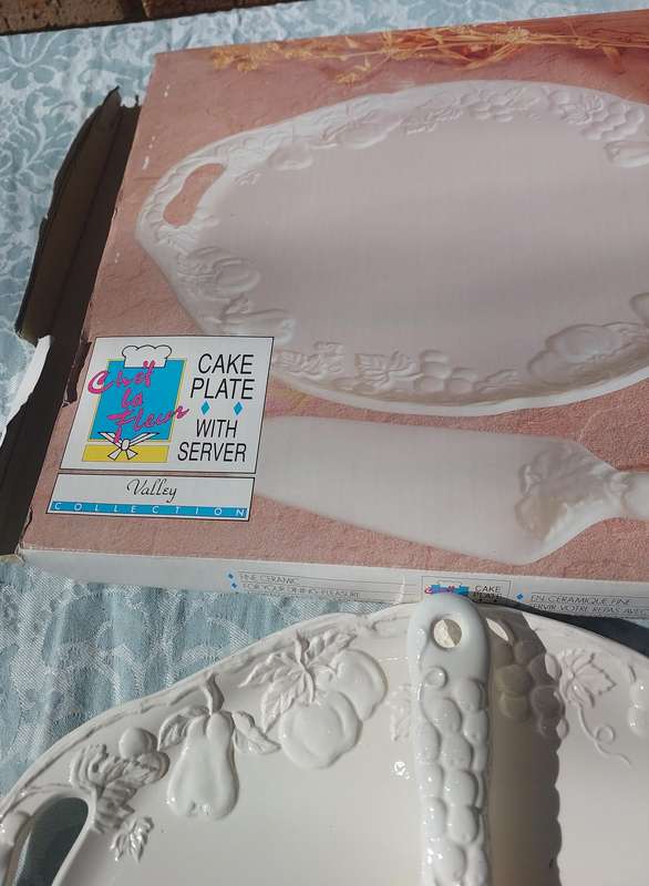 A VALLEY PORCELAIN CAKE PLATE WITH A SERVER SOLD AS IS