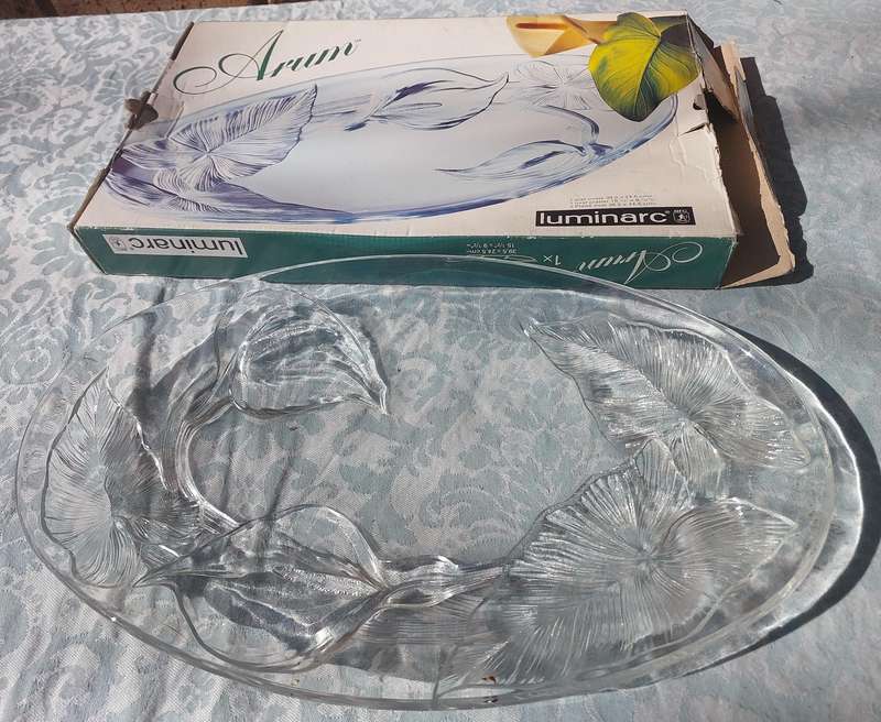 A LUMINARC ARUM SERVING PLATTER SOLD AS IS