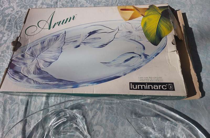A LUMINARC ARUM SERVING PLATTER SOLD AS IS