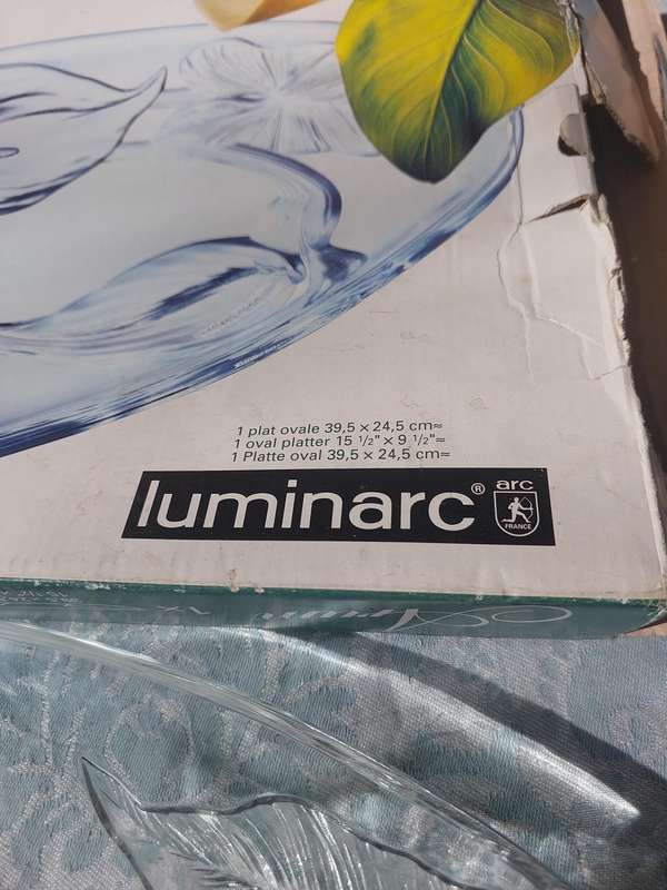 A LUMINARC ARUM SERVING PLATTER SOLD AS IS
