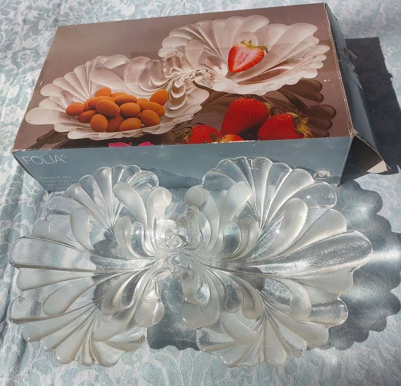 A FOLIA GLASS 2 COMPARTMENT RELISH PLATTER SOLD AS IS