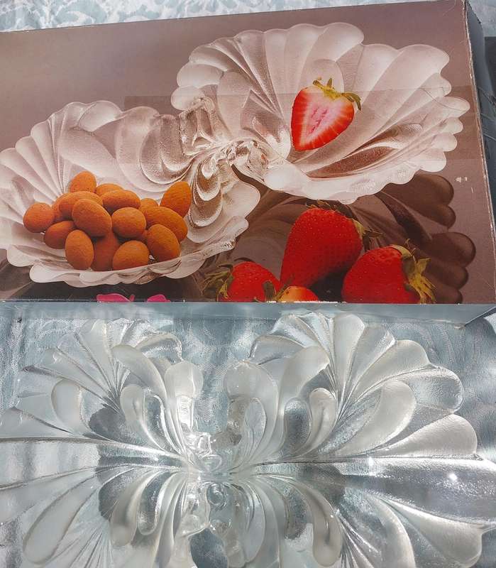 A FOLIA GLASS 2 COMPARTMENT RELISH PLATTER SOLD AS IS