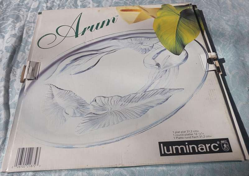 A LUMINAR ARUM PLATTER SOLD AS IS