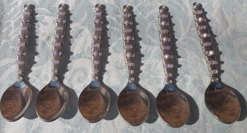 A SET OF STAINLESS STEEL TEASPOONS SOLD AS IS