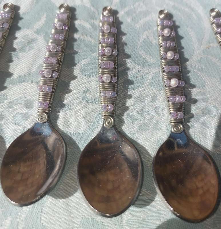 A SET OF STAINLESS STEEL TEASPOONS SOLD AS IS