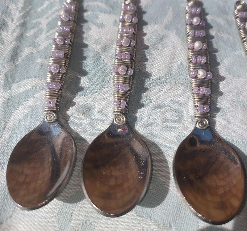 A SET OF STAINLESS STEEL TEASPOONS SOLD AS IS
