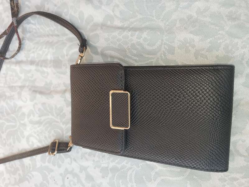 A JOBLOT CLUTCH BAGS AND PURSES SOLD AS IS R450