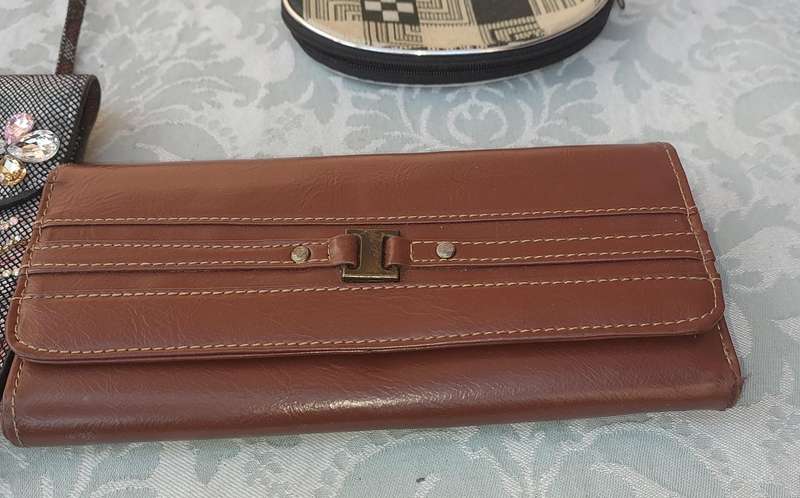 A JOBLOT CLUTCH BAGS AND PURSES SOLD AS IS R450