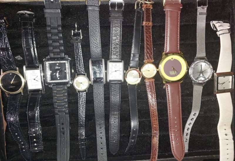 A USED JOBLOT FASHIOIN WATCHES SOLD AS IS NOT TESTED