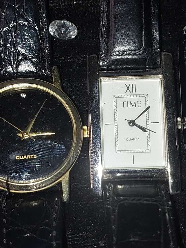 A USED JOBLOT FASHIOIN WATCHES SOLD AS IS NOT TESTED