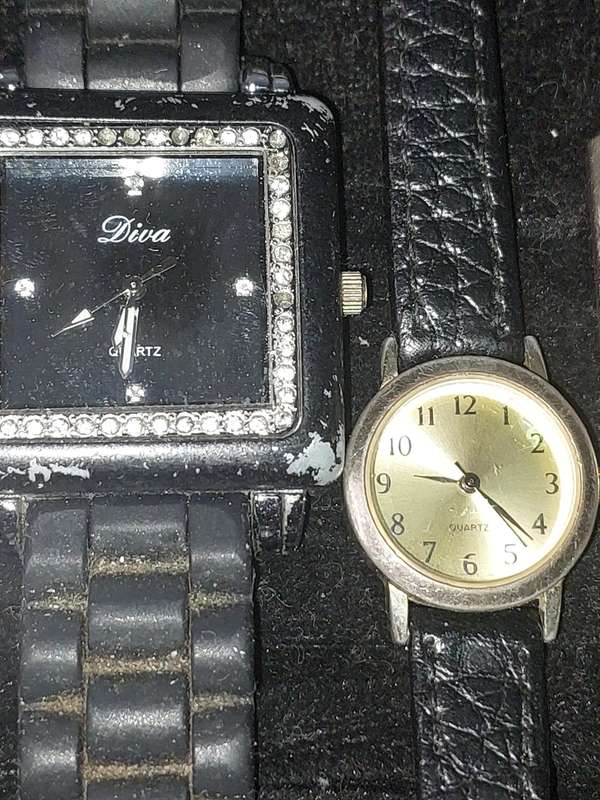 A USED JOBLOT FASHIOIN WATCHES SOLD AS IS NOT TESTED